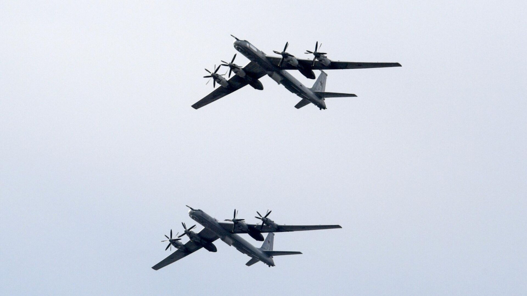 МО: Ту-142 Северного флота отработали дозаправку в воздухе над Баренцевым морем